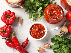 Ароматен пикантен сос от домати, люти чушки, лук и ароматни подправки – индийско орехче, босилек, канела, мащерка и бахар - снимка на рецептата